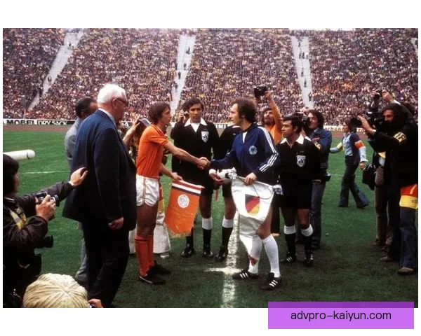 克鲁伊夫传球风格持续受到关注，展现出独特的战术智慧与技术细腻。