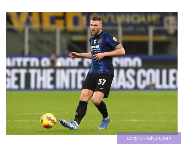 什克里尼亚尔中卫风格分析，展现防守能力及球场视野持续提升。