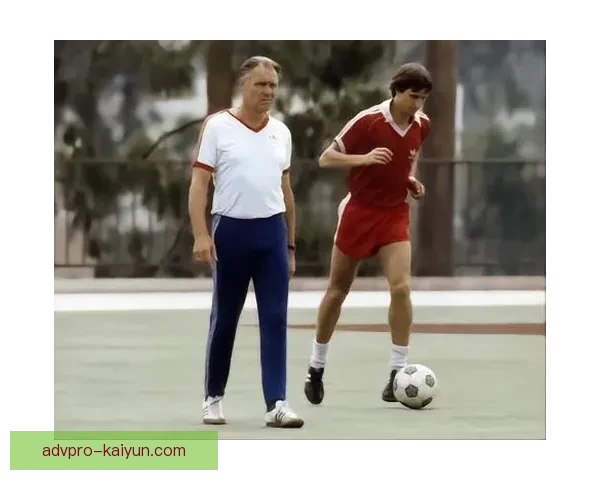 克鲁伊夫无球跑动展现出色意识，值得关注其战术价值