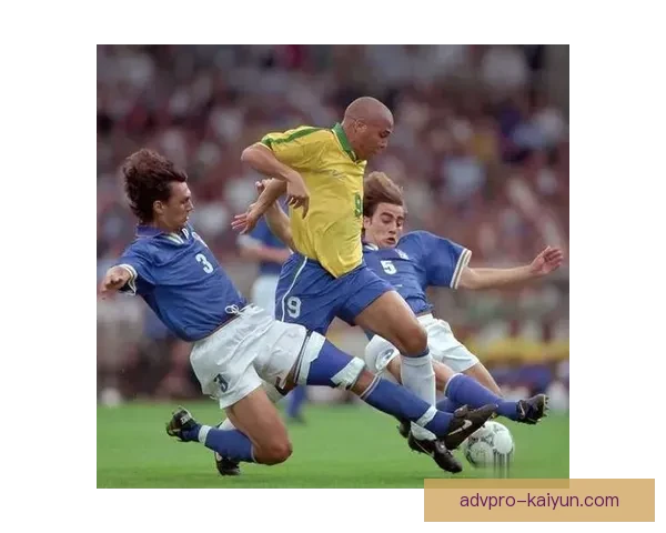 马尔蒂尼中卫表现稳健，继续展现出卓越的防守能力与技术水平